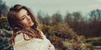 W jakiej fryzurze spać żeby mieć proste włosy?